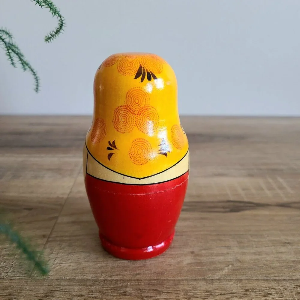Vintage hand painted wooden Russian doll (part of the nesting dolls set) - Picture 2 of 4